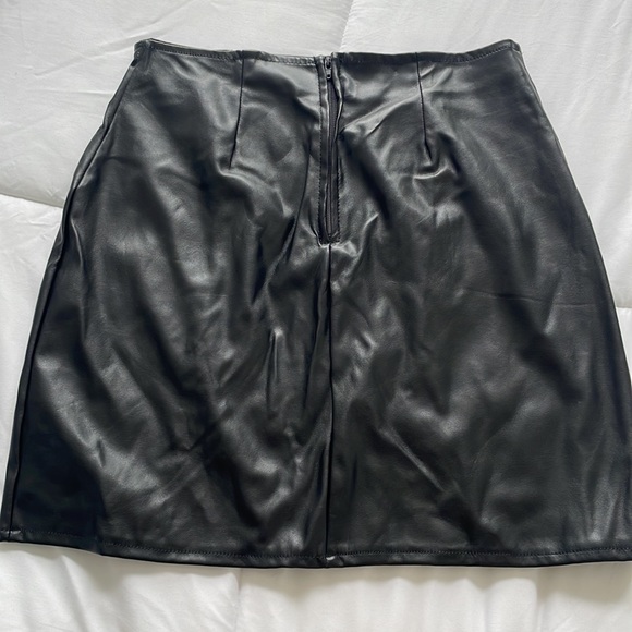 Black leather skirt Size Small - Picture 2 of 3